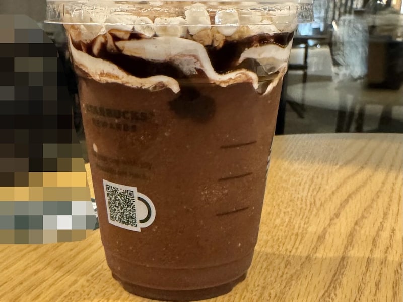 濃厚な甘さとほろ苦さが混ざった特製チョコレートソースがメイン