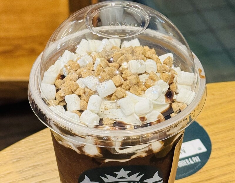 【スタバ新作】満足度が高すぎ！「スモア チョコレート フラペチーノ」の“甘×苦”とザクザク食感が沼だった。常連ライター徹底レポ