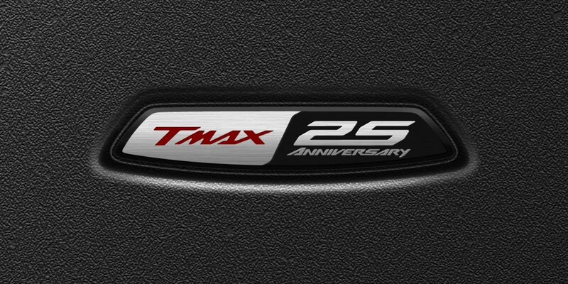 レッグシールドの中央部には25周年記念特別エンブレムが輝く