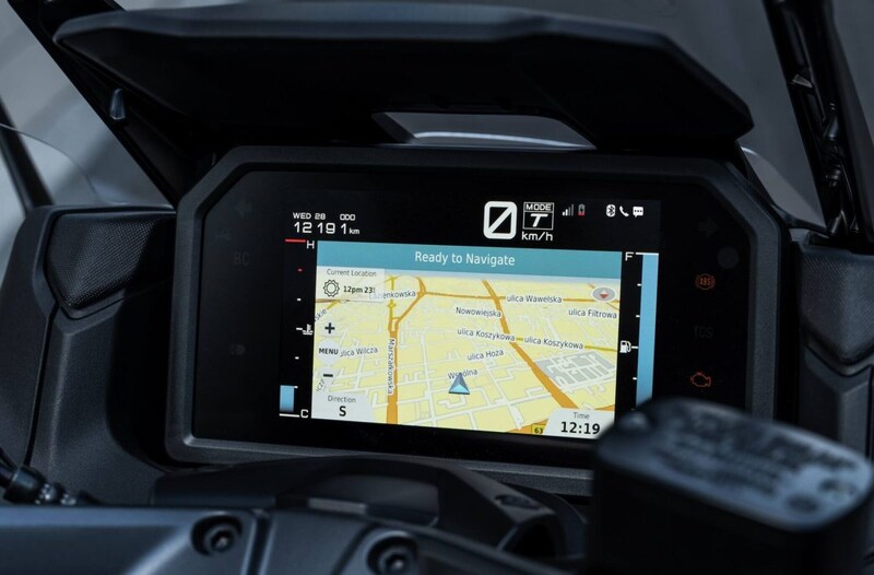 専用ナビアプリ「Garmin Motorize™」をスマートフォンにインストールし、右側フロントトランク内に装備しているUSB Type-Aソケットと接続することで、ナビゲーション画面をディスプレイに表示が可能