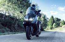 【ヤマハの最強スクーター】通勤からワインディングまで！大人ライダーを魅了する「TMAX560 ABS」にアニバーサリーモデルが登場