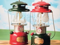 【一生モノの限定ギア】コールマンのXmasランタンが別格の進化！マントル×LEDの「2WAY」仕様が凄すぎる