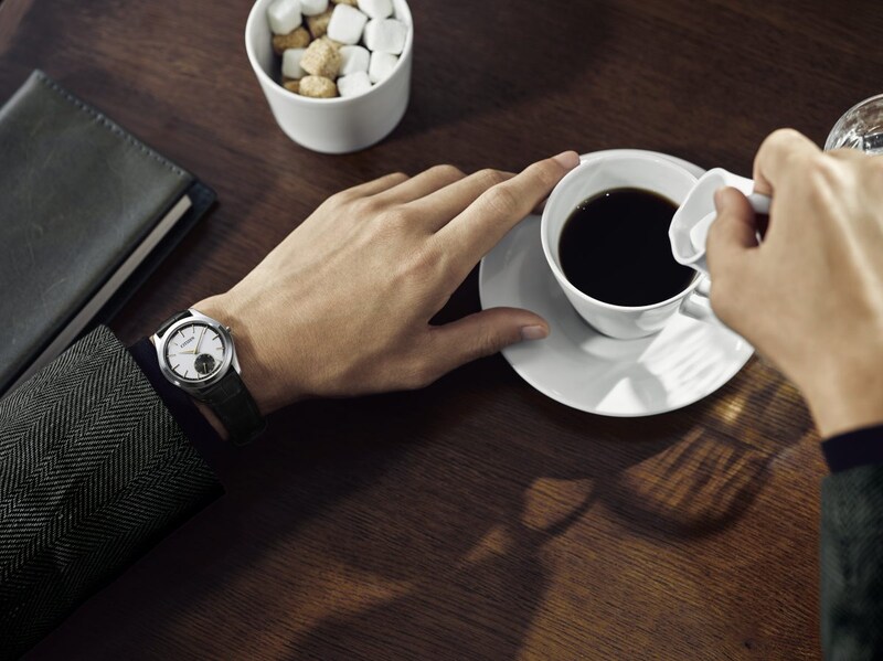 ミニマルにまとめたゴールドカラーのインデックスと針が、クラシカルでエレガントな雰囲気を放つ