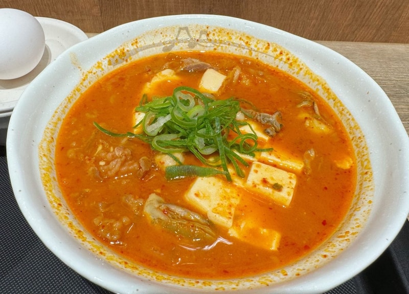 【松屋1000円超えの正直レビュー】新作「牡蠣入り牛豆腐キムチチゲ」は300円アップの価値アリか？