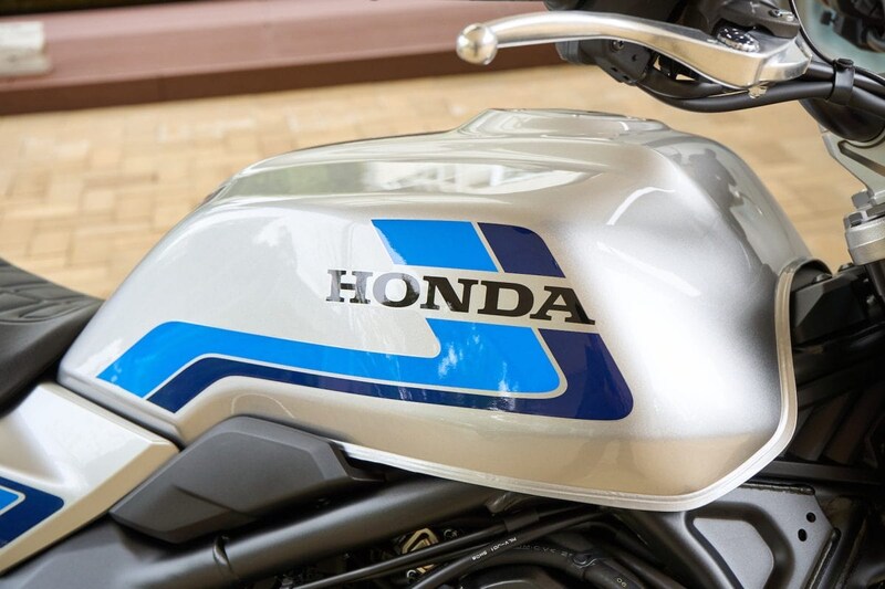 存在感を高める大ぶりかつ美しいフューエルタンク