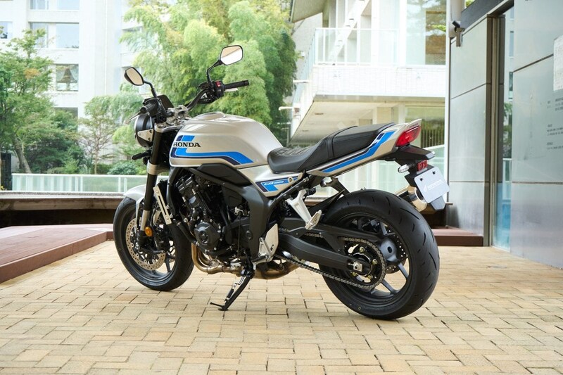 リヤパートはシャープなデザインとすることで軽やかな印象を演出