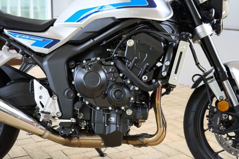 CB1000HORNETをベースとして専用化された999ccの直列4気筒エンジン