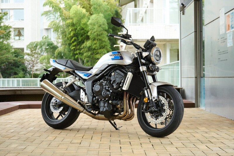 1979年に登場した量産初の直列4気筒エンジンを搭載したモデル「CB750F」がデザインモチーフとなっている