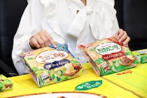 【きのこの山50周年】「たけのこの里」の設計とは対極!? 開発担当者を直撃！おいしさの秘密と感動パッケージを深掘り