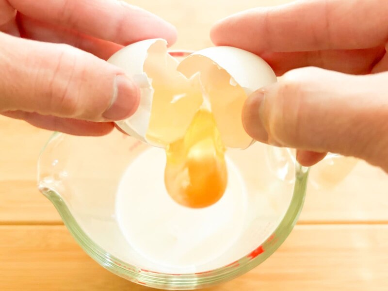 生クリームと牛乳1を合わせ、そこに生タマゴを投入。生クリームと牛乳の量を調整することで、濃厚さも変わります