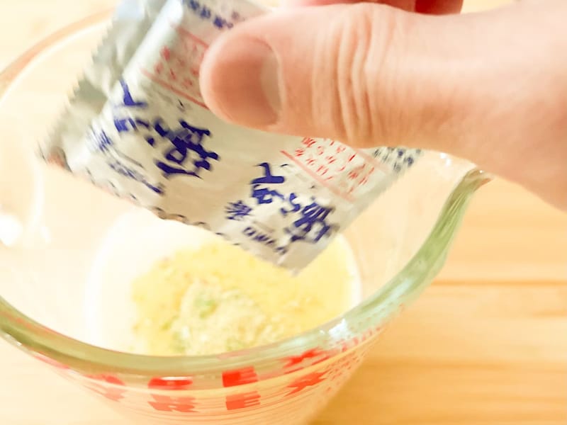 「サッポロ一番 塩らーめん」に付属の粉末調味料は塩味がかなり強めなので、まずは半分くらい使用で調整