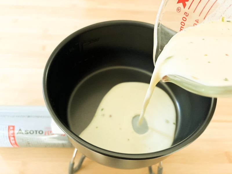 鍋につけ麺スープを入れたら中火で加温し、焦げ付きに注意します