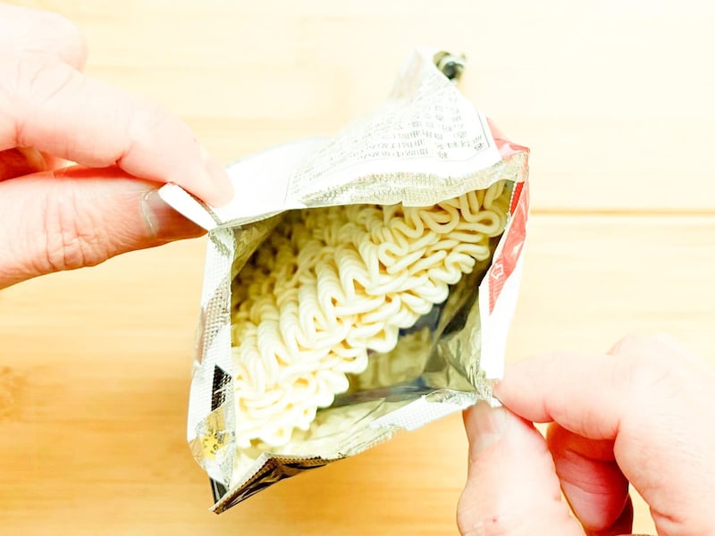 「サッポロ一番 塩らーめん」はアレンジレシピが無限大に開発できちゃいそうな、主張が強くないコンソメベースのような感じ