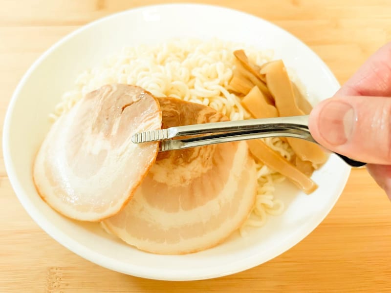 市販のトッピング具材をうまく使うことで、キャンプ場などアウトドアでも手軽に作れ、胃に残る濃厚スープと黒コショウのパンチ力