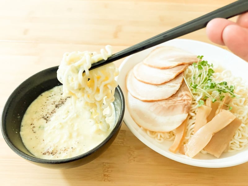 【サッポロ一番塩らーめん裏技】ミルク風味の濃厚スープが激うま!冬におすすめ「カルボナーラつけ麺」斬新アレンジ