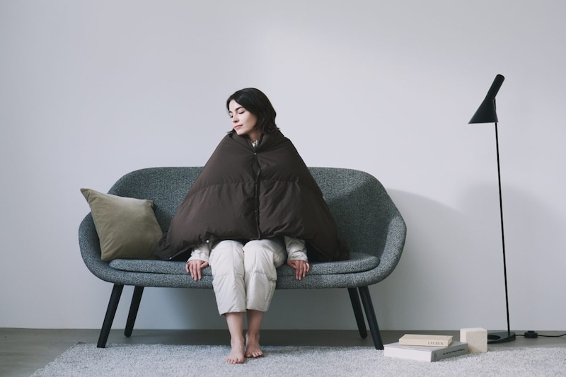 タイオン「DOWN COMFORTER with Cushion ブランケット」¥9,900/H105×W143㎝/800FP/6色展開