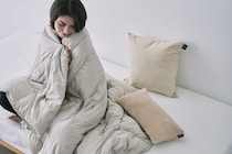 【タイオンの最強ダウンが布団に!?】収納するとクッションに激変！800FP「着る布団」ルームダウンシリーズ誕生