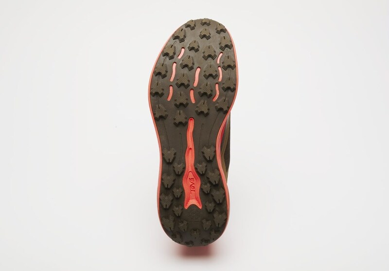 グリップ力に優れた「スパイダーラバー」アウトソールを全面に採用。