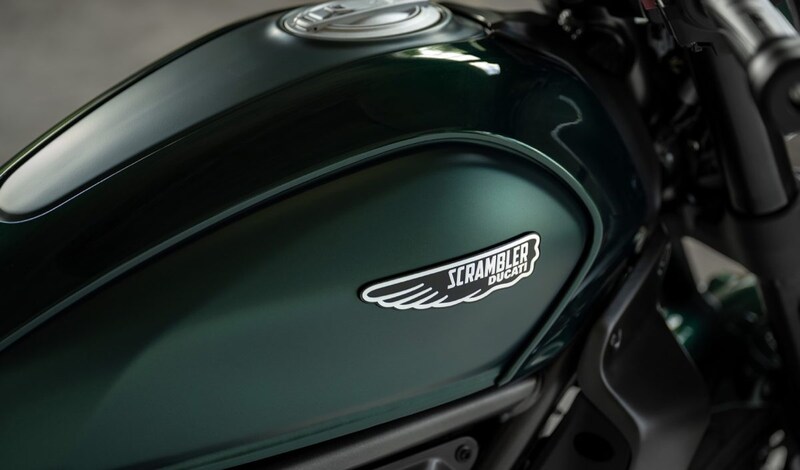 新色のエメラルド・グリーンがスクランブラーを象徴するティアドロップ型燃料タンクのラインを強調