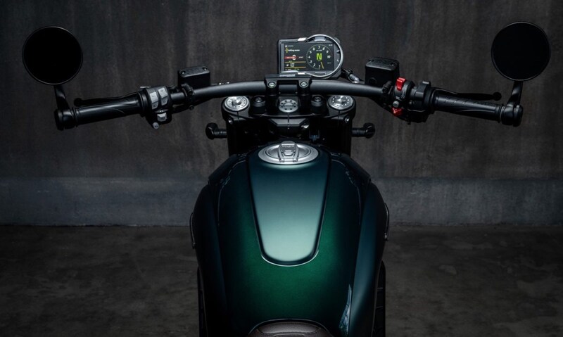 楽なハンドルポジションに視認性の高いTFTディスプレイ