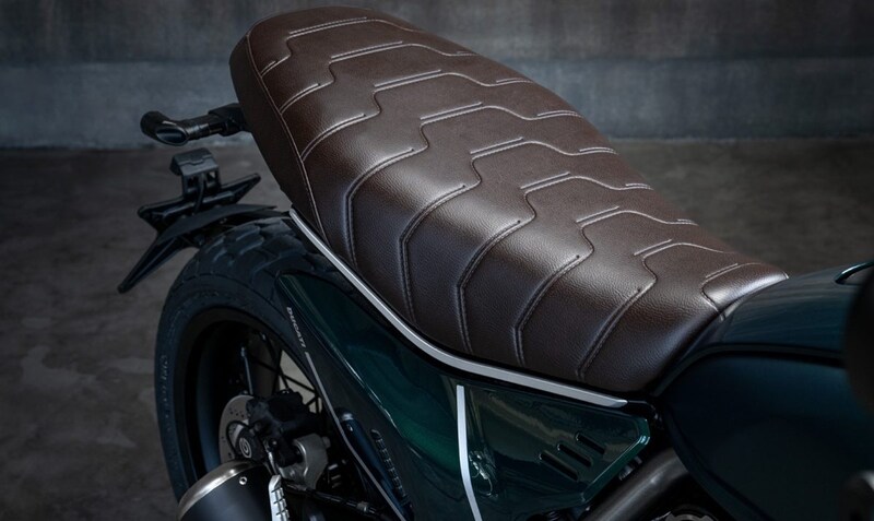 落ち着きのあるブラウンカラーとステッチデザインが特徴となるシート