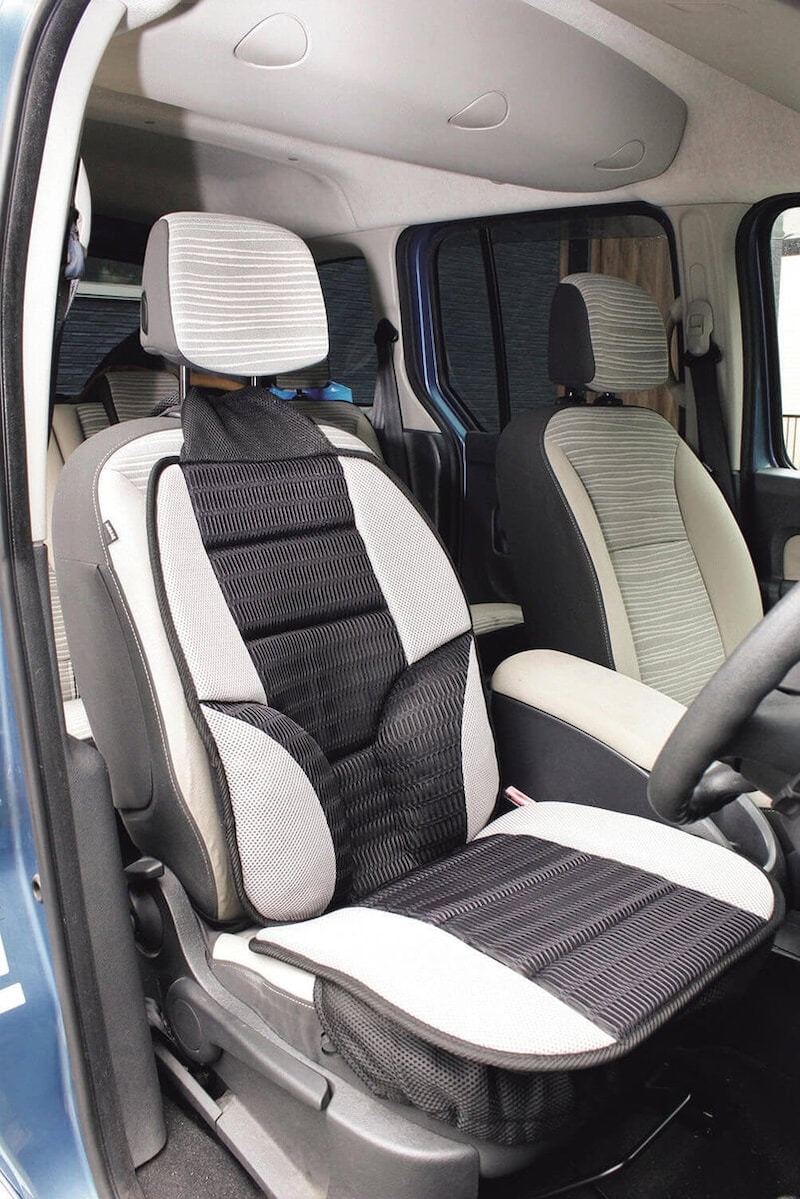 左右の低反発チップウレタンが腰を支えてくれて、長時間のドライブが楽に！