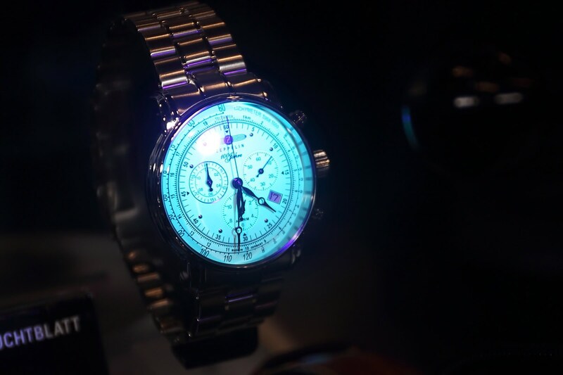 淡いライトブルーに輝くモデルも