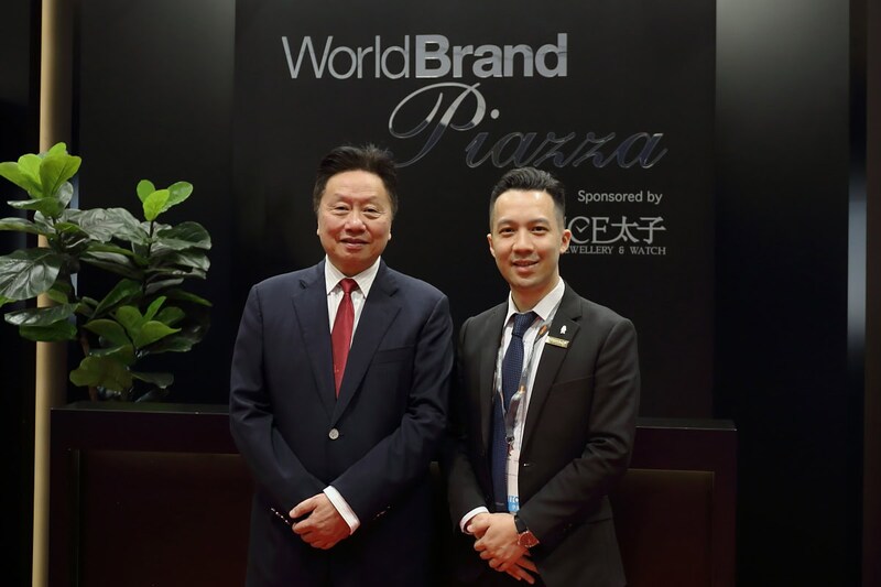 プリンス ジュエリー＆ウォッチのカスタマー・リレーション・スペシャリストである鄺志鋒（スティーブン・クウォン）さん（写真右）