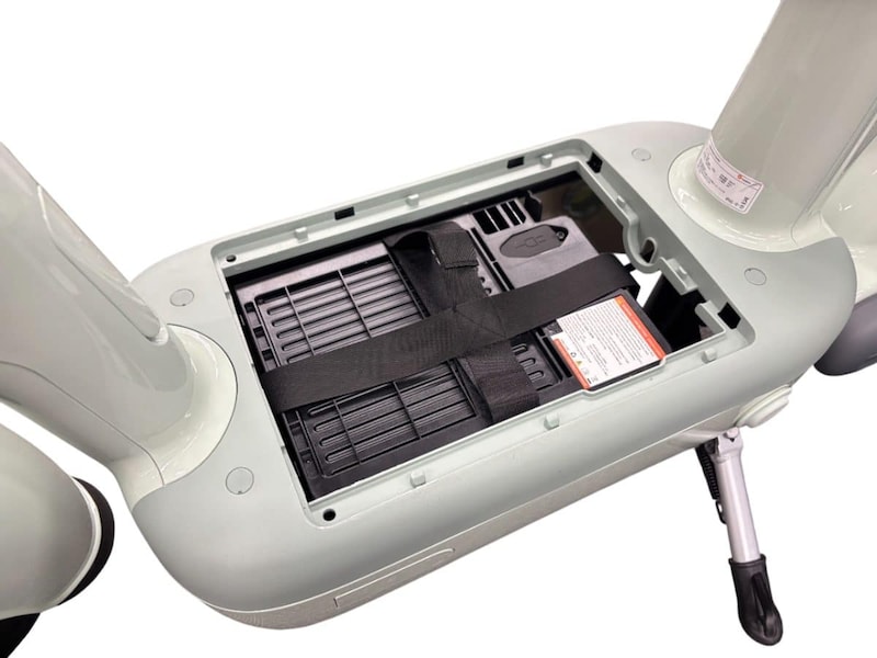 フロアボードの下にバッテリが収納されている