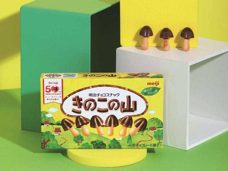 【明治 きのこの山】祝50周年!原点はアポロ?「たけのこ」との激闘…国民的お菓子の歴史を徹底ガイド