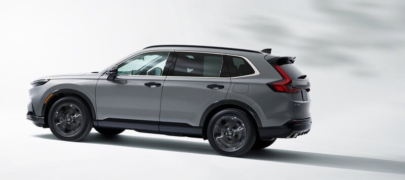 歴代モデルのスポーティな骨格を継承しつつ、よりSUVらしい力強いシルエットへと進化