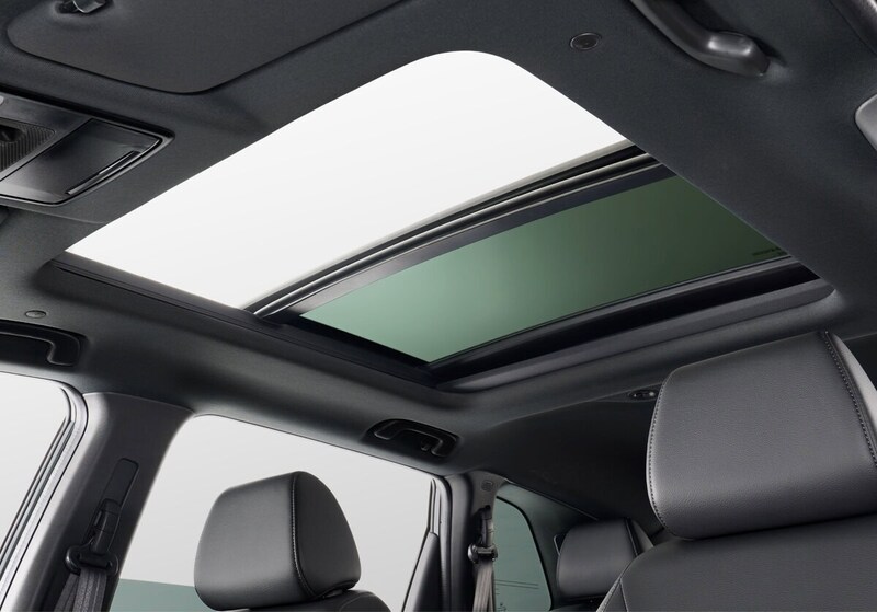RSブラックエディションに装備される電動パノラミックサンルーフ