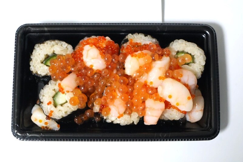 たっぷりすぎるほどいくらと海老がトッピングされている