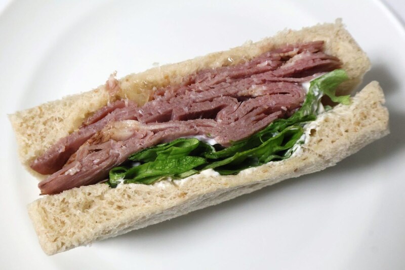 薄切りローストビーフが層になっていて食べやすい！