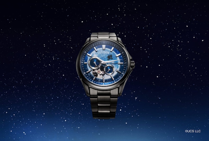 【シチズンと映画「E.T.」がコラボ】機械式オープンハートを舞台に満⽉の夜空を翔ける名シーンを再現!