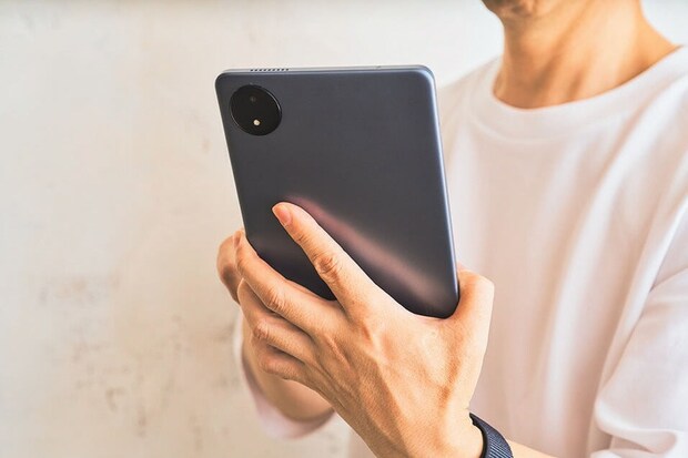 8インチサイズは大人が片手で持てるサイズ