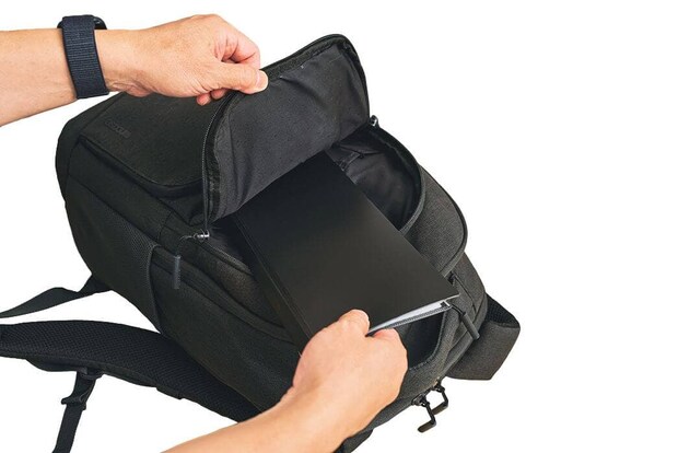 書類をたくさん持ち歩く人やミニバッグを愛用する人の救世主！