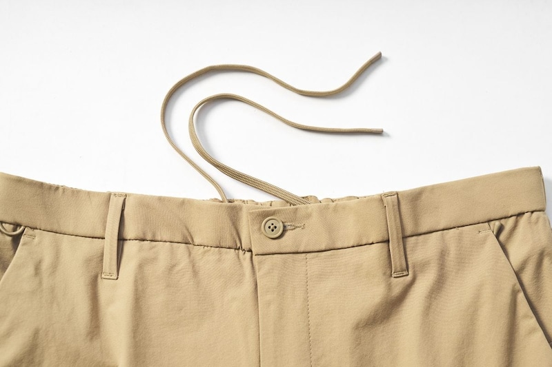 ベルトループに加えドローコードも付いており、シーンに応じて穿き方を変えることができる