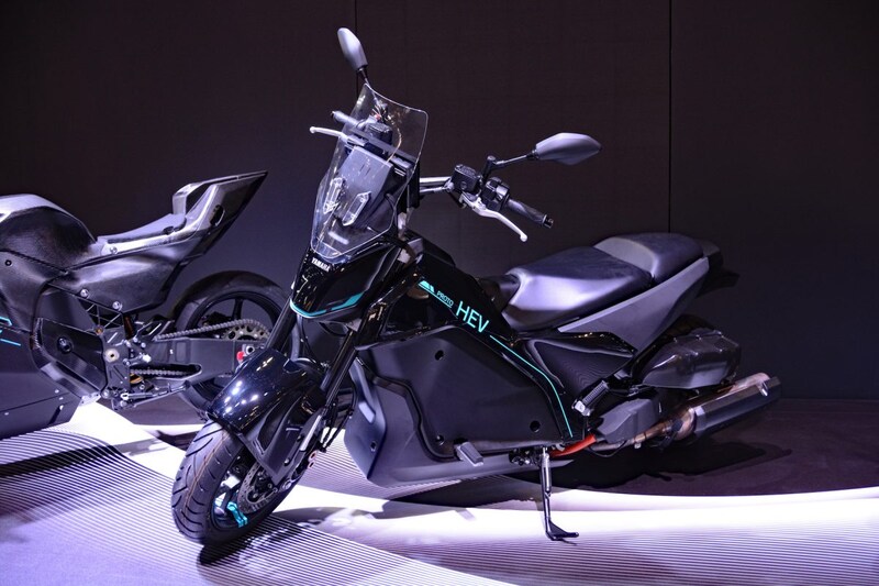 シリーズパラレルハイブリッドを搭載したミドルスクータータイプEVの「PROTO HEV」