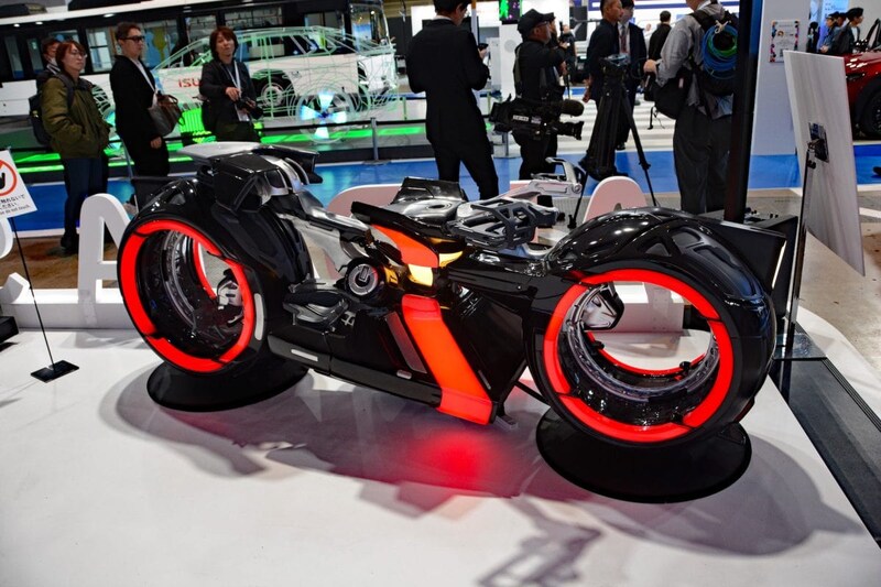 映画「トロン：アレス」登場する主人公が乗るトロンバイク「ライトサイクル」も展示されていた