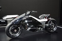 【国産二輪の本気を見た】ホンダ「CB1000F」とヤマハ「XSR900GP」は圧巻！未来のEVからネオレトロまで“JMS2025”潜入レポ