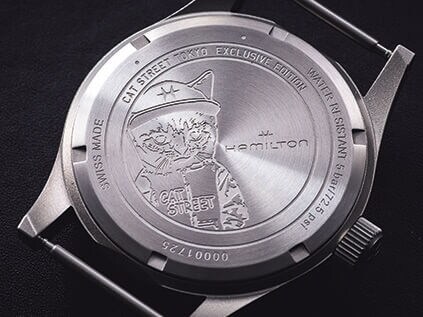 硬派なモデルにキュートな猫の影