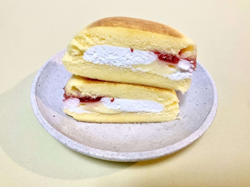 セブン-イレブン、７プレミアム　パンケーキバーガー いちご＆ホイップ