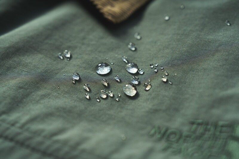 表地には異形中空糸を使用した軽さが特徴のナイロン素材を採用