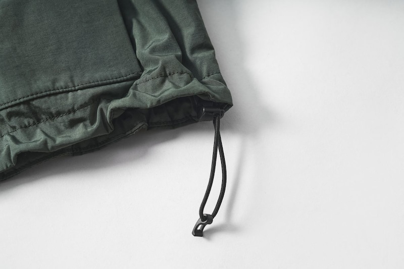 絞りを調整すればシルエットも変化できますし、袖のテープと合わせて風の侵入を防げる