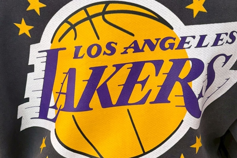 【マッドハッピー×レイカーズ】NBAチームとのコラボレーションを日本初展開!フーディとキャップの2アイテムをローンチ