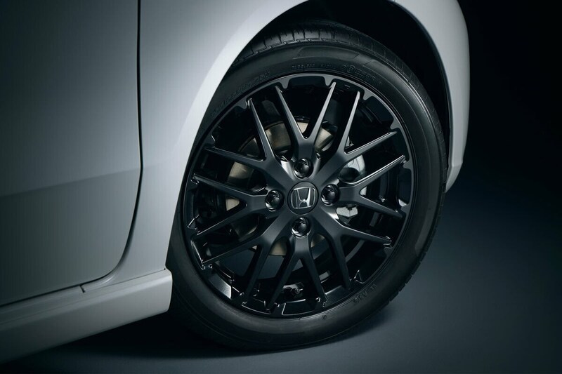 ベルリナブラック塗装の専用アルミホイール。ターボでは15インチ、NAモデルは14インチとなる