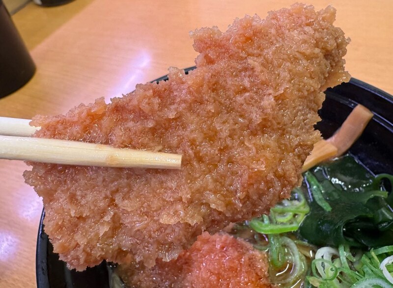 サクッと熱々の衣をまとった程よい厚みのまぐろが食べ応えアリ