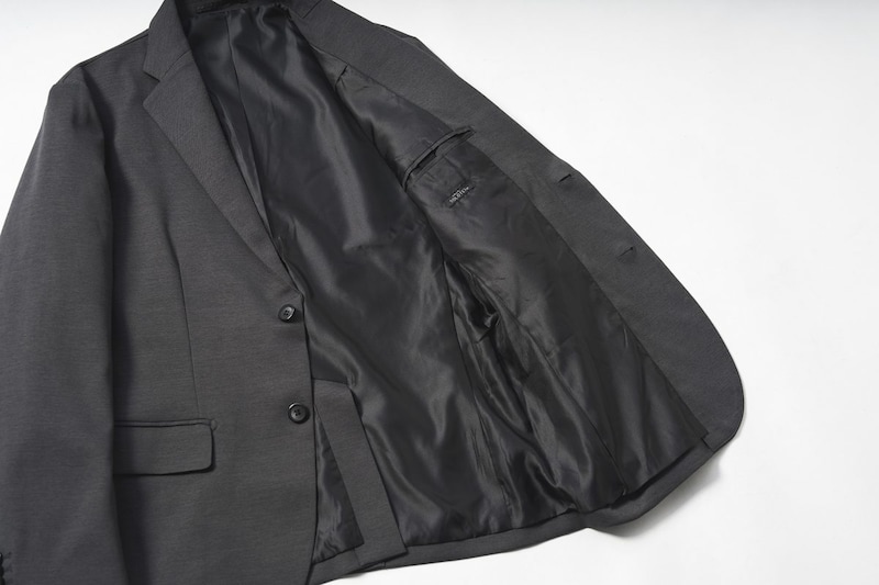 ジャケットは裏地ありの総裏仕様