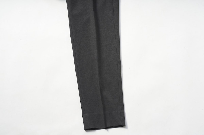 シルエットは裾にかけた緩やかなテーパードで美脚効果も